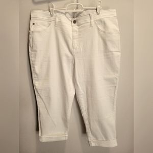 EVRI Jean capri with elastic waist